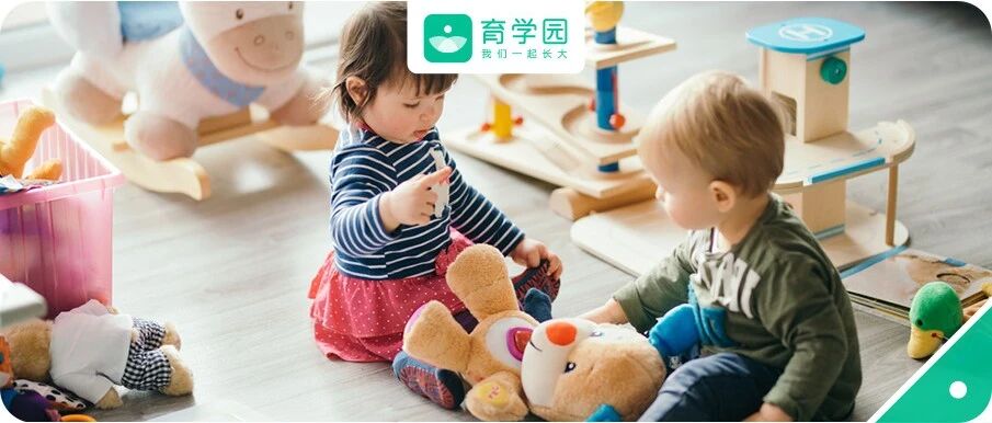 撕拆啃扔，宝宝“虐待”玩具，原来是在学这些……