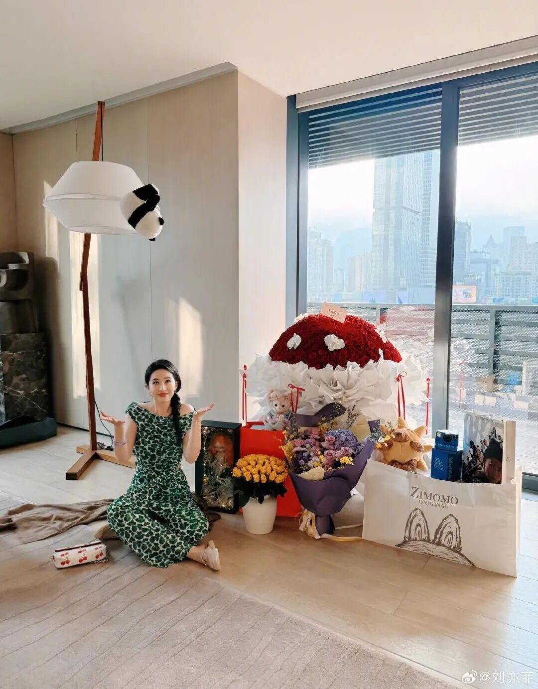 刘亦菲现身三星堆，全程低调