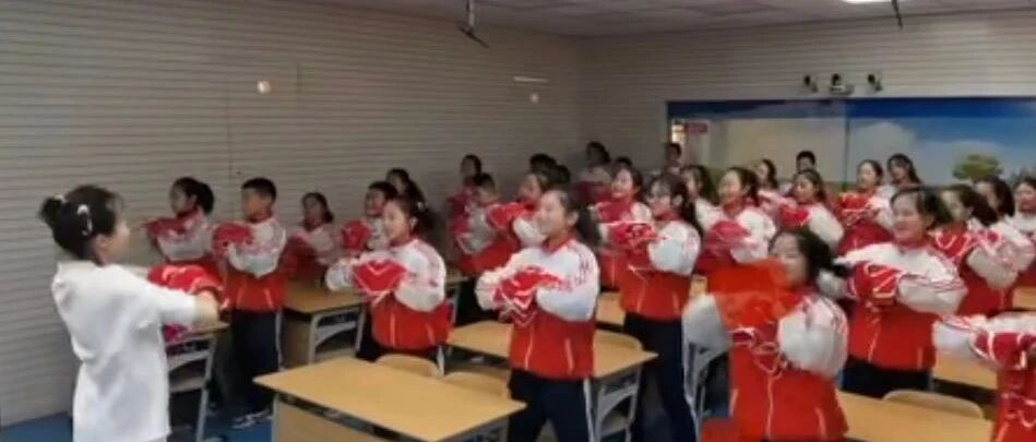 可以，这很东北！辽宁老师上课教学生扭大秧歌，老带劲了！