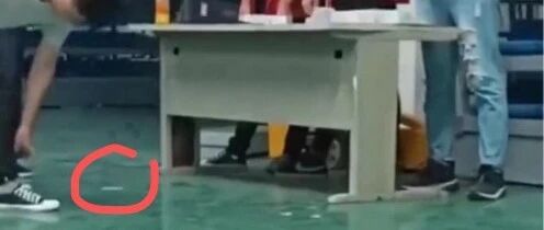 气炸！公司发证件随手扔地上让员工弯腰捡，网友怒斥