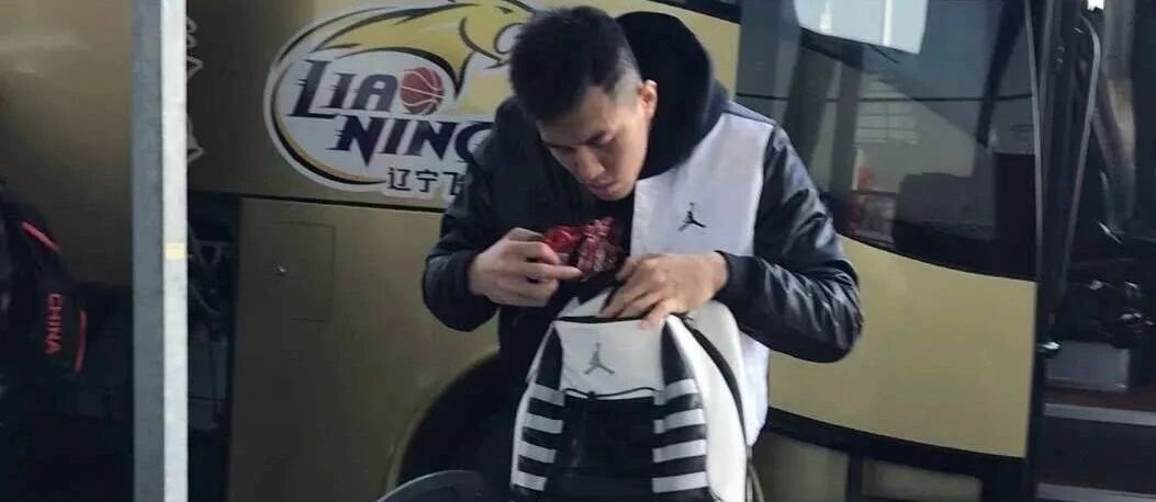 郭艾伦因为一个双肩包被罚115万？说啥“包”治百病，这回…