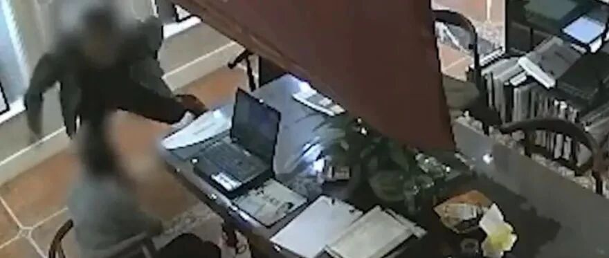 凭啥啊？！女子工作时被前老板狂扇10多个巴掌！