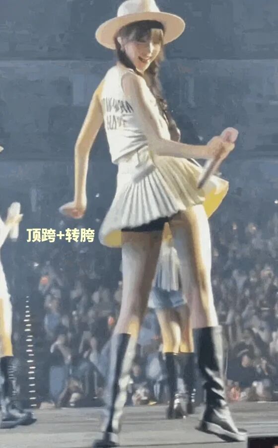 记者翻看了张元英这个动作的原视频——她在舞台上自如地扭胯转圈,每