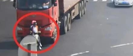 哔哔哔…电动车上的母女，眼瞅着就要被大货车碾压！