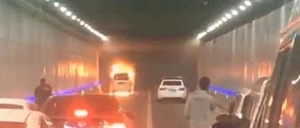 突发!沈阳一面包车在隧道内着起大火!