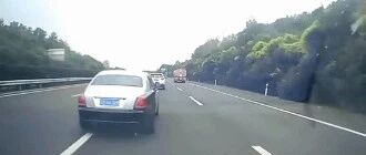 劳斯莱斯高速恶意别车6次，司机：他赔不起，应该让我！