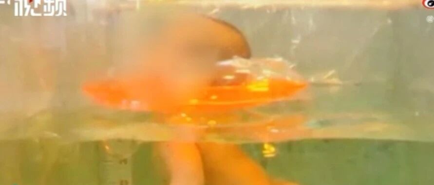 痛心！刚满月婴儿在家人监护下游泳窒息身亡，医生发出提醒→