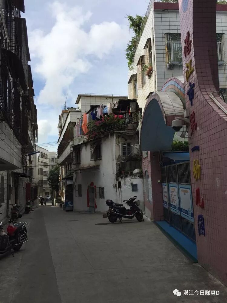 一条古老的巷子,连片改造成贴瓷片的楼房,矗立在这窄小的老街两边,有