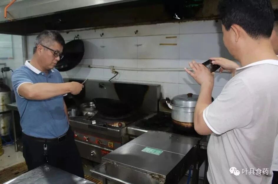 新蜜市食药监局杨晓东书记一行赴叶县考察学习食品安全示范街示范店创建情况