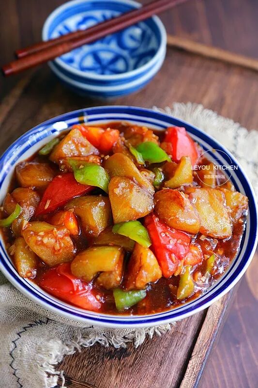 



只用炒菜的油量做烧茄子，不油不腻，倍儿下饭！
