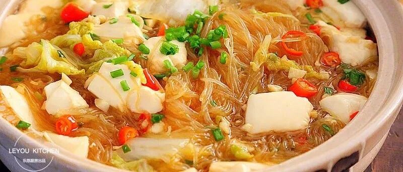 浇上碗汁炖几分钟，这道砂锅菜就成了！热乎又鲜香入味，很适合冬天~