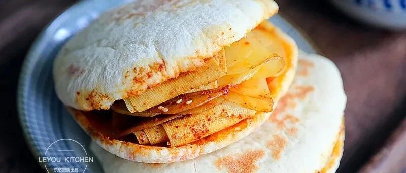 超能装的口袋饼，夹上辣油土豆片，吃着太过瘾了~