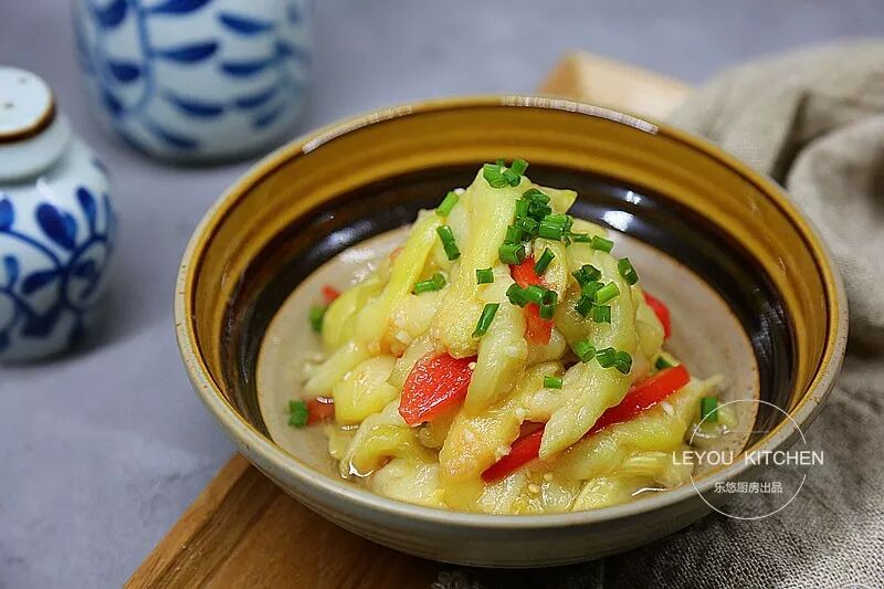 茄子蒸多长时间就熟了 茄子和它一起凉拌，鲜嫩多汁又清爽，夏天吃最好