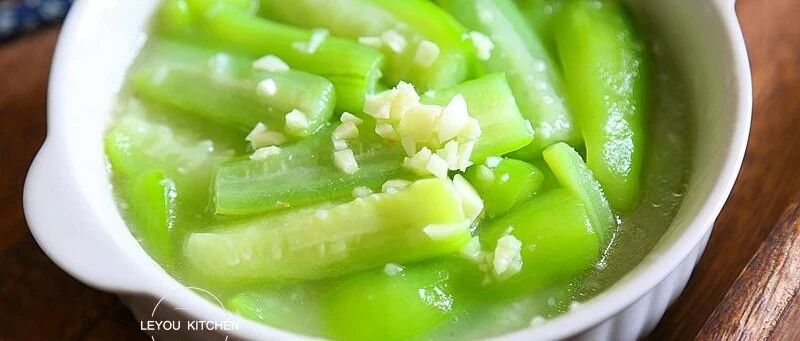 10分钟做道菜！这样炒丝瓜，颜色翠绿翠绿的~