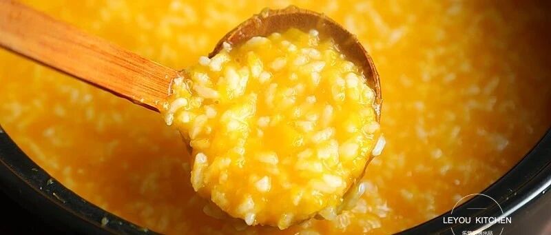 多做两步，煮一锅金黄浓稠的南瓜粥，和买的一样好喝