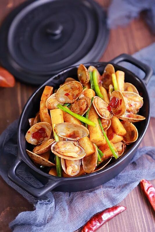 



没想到，花蛤和它一起炒，特别好吃，一锅主食和菜都有
