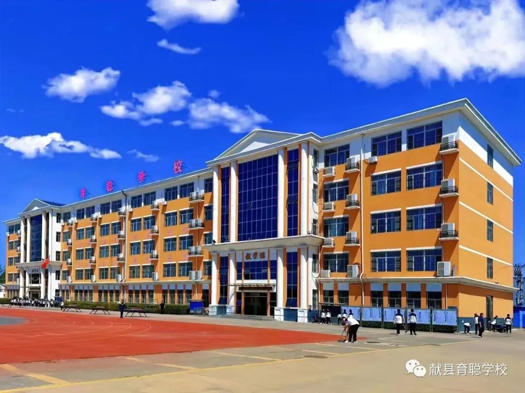 献县育聪学校家长接送孩子要做好防护,一人一盔,另外车辆一律不准开至