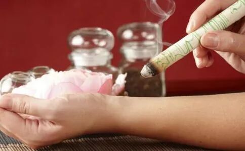 手脚多汗多因脾胃失调？艾灸止汗、调脾有奇效！