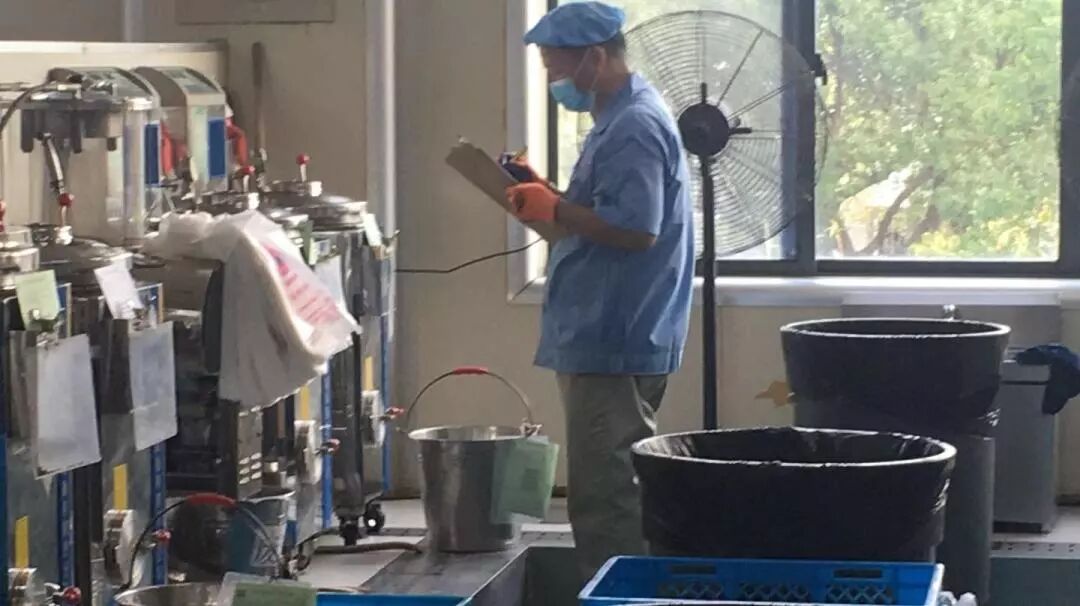 壮丽70年 · 讲好江苏药品安全故事 | 江苏省药监局领导及各大媒体一行来到李良济参观采访(图13)