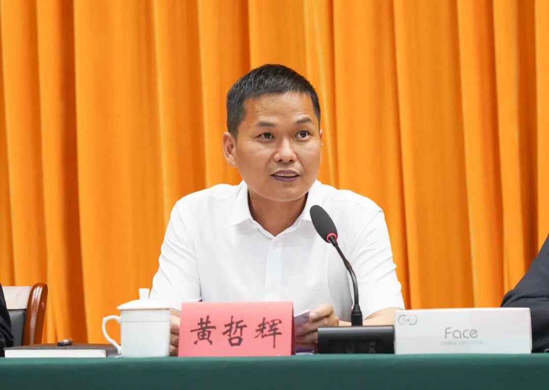 黄哲辉表示要提高站位抓落实,切实增强紧迫感和使命感,在改善办学条件