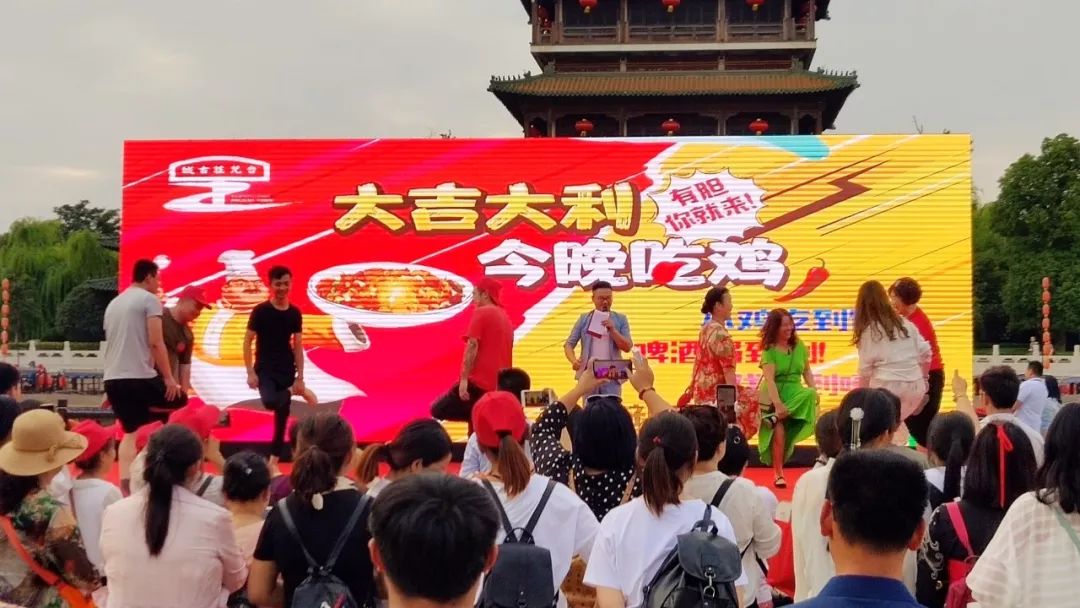 “大吉大利·今晚吃鸡”吃辣子鸡喝精酿啤酒,这个夏日就要这么过 “大吉大利·今晚吃鸡”吃辣子鸡喝精酿啤酒,这个夏日就要这么过(图)