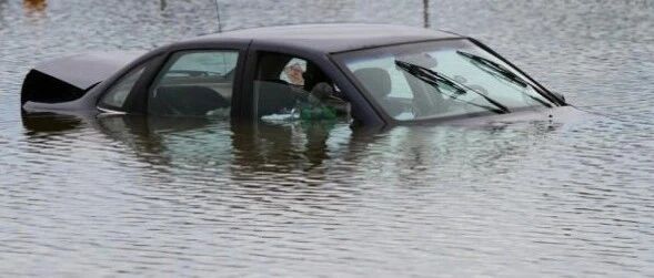 汽车落水后，为什么很多人都逃不出来？其实“逃生办法”很简单