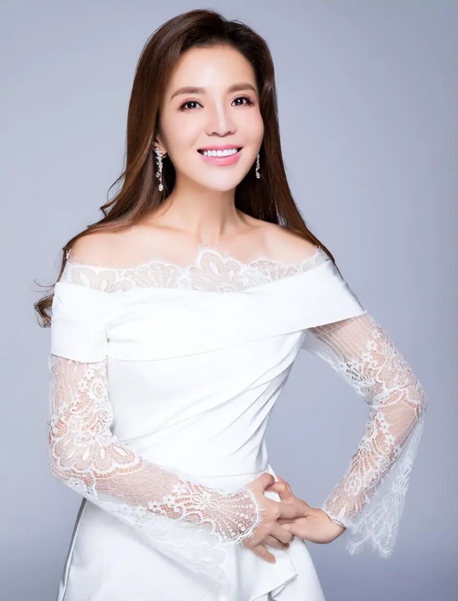 "事业迎来转机"因为要还债还面临着高昂的学费,朱迅还没等刀口愈合,就