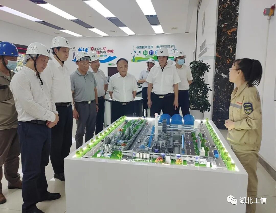 在潘湾工业园区,刘海军一行来到椿岭科技公司和仕全兴聚氨酯公司,了解