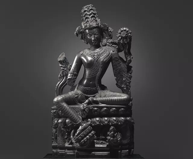 印度东北部帕拉时期十二世纪黑石世尊观音像