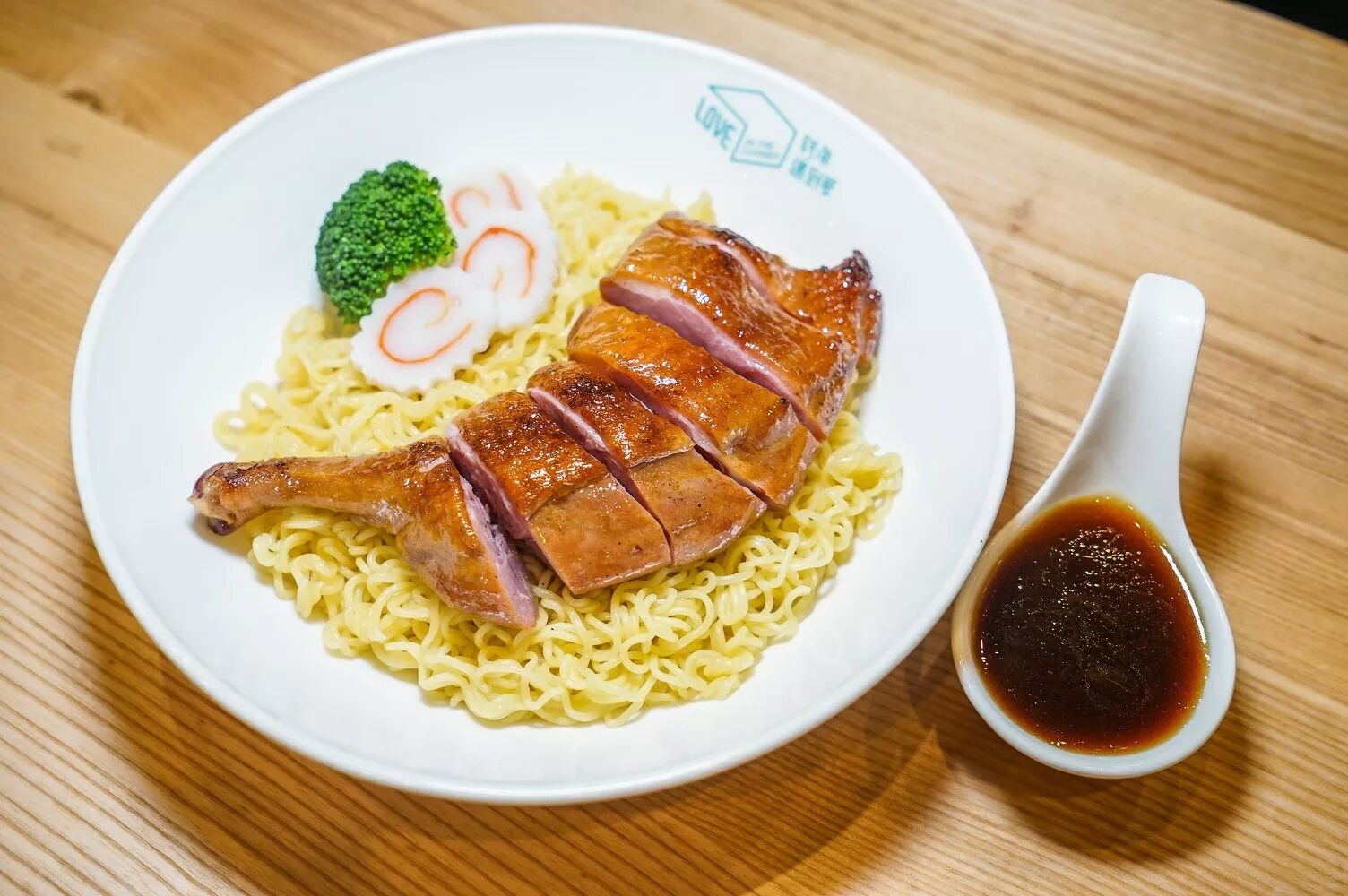 全城最抵特色牛角包唔食唔舒服招牌墨鱼汁意粉吃到你变乌嘴狗也甘愿