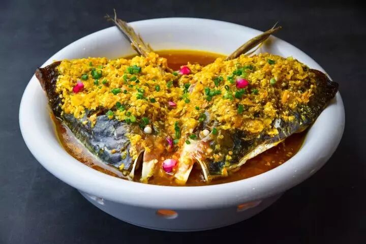 选用生猛的水库大头鱼炮制, 现点现做,蒸得刚熟即熟的嫩度,用黄椒提鲜