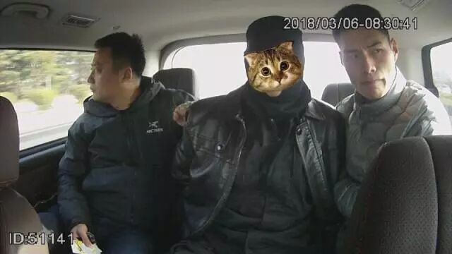 3月6日，连云港警方破获1998年“沈某荣被杀案”，专案民警在该市开发区某小区抓获犯罪嫌疑人许某平。