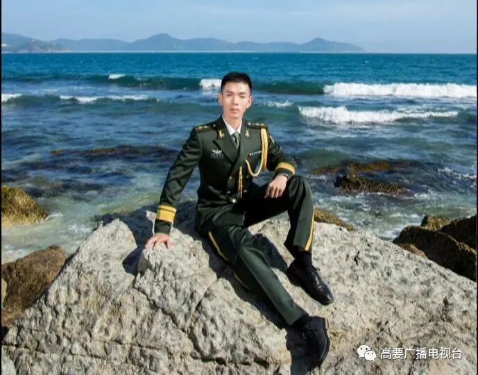 入伍后何健恩一边训练一边努力读书,考进了军校,现任职连长,上尉军衔.