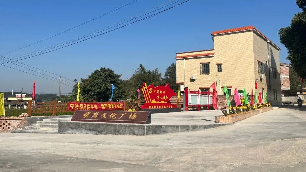 回龙镇槎岗村多彩墙绘描底色美丽乡村入画来