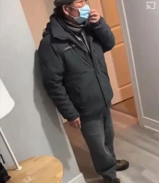 亚裔大爷要求黑人青年离开自己的民宿，却遭扇耳光、嘲笑！视频被疯传（视频/组图） - 2