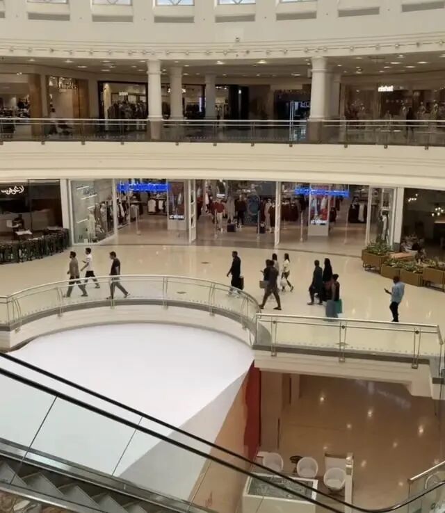 滞留中东中国旅客：有人包车夜逃 有人静待“天晴”