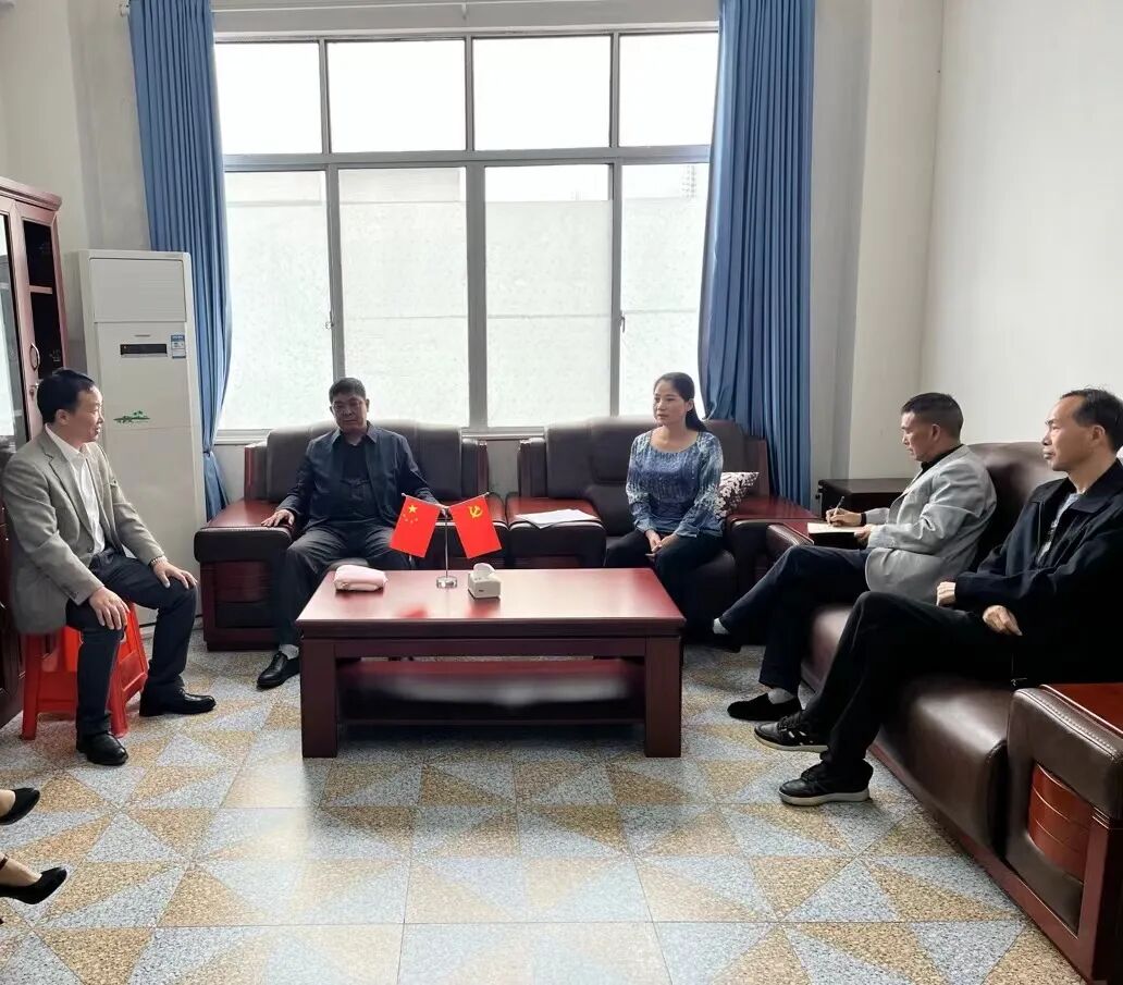 石阡县慈善联合总会携手爱心企业到乡村振兴班开展助学捐赠活动