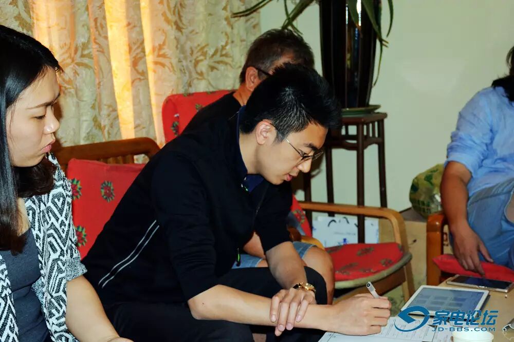 刘达老师认真对待,评析每一位学生录音作品.