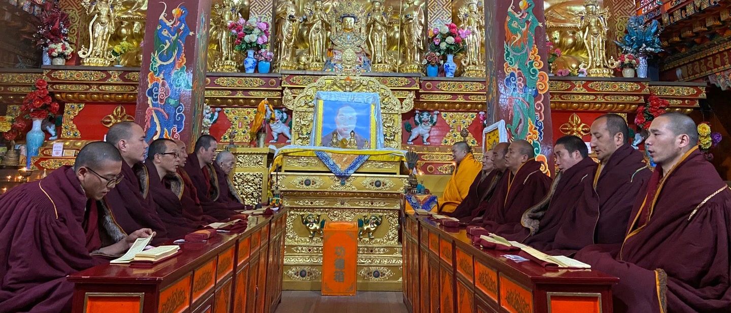 青海西宁宏觉寺为新冠肺炎牺牲烈士和逝世同胞举行悼念与诵经回向法会