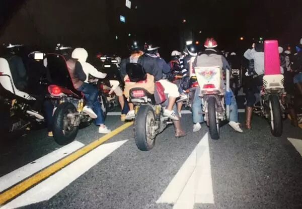 日本暴走族太歲頭上動土 挑釁警察下一秒直接被撞飛 日本窗 微文庫