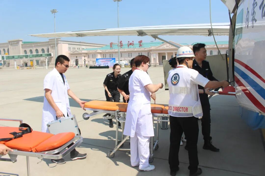 内蒙古通用航空在实施医疗救援.jpg