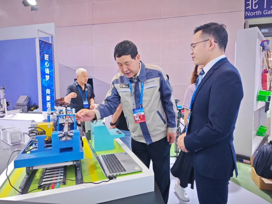 第三届大国工匠创新交流大会上，郭晋龙和外省工匠交流。.jpg