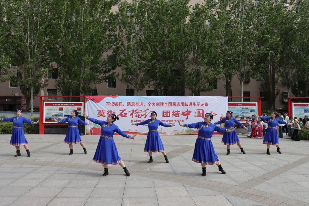 “莫街石榴红 团结中国心”民族团结进步文艺演出暨民族政策宣传周活动现场。 狄雅莉摄.JPG