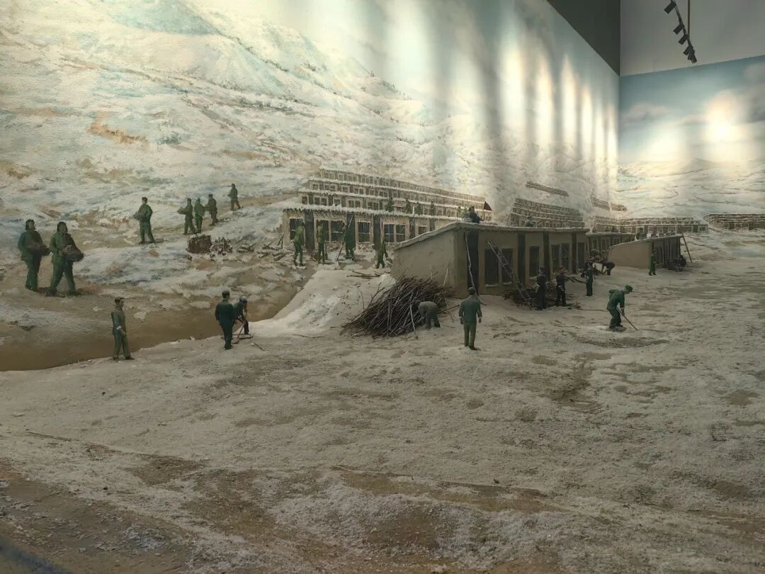 霍林郭勒市博物馆创业史展厅再现当年艰苦创业的场景。 .jpg