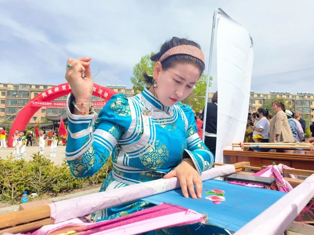 弘扬民族团结精神，传承蒙绣非遗文化。.jpg