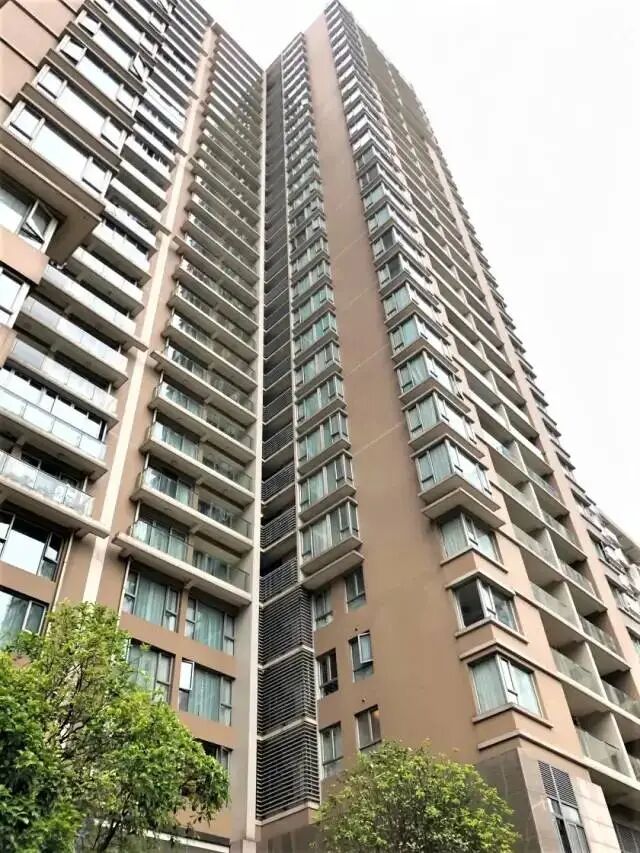 衡山路没有20年以内的挂牌房源,建国西路的次新房主要来自于嘉御庭和