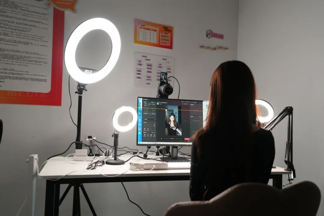 600台索尼ZV-E10M2助力无忧传媒个播化基地再升级