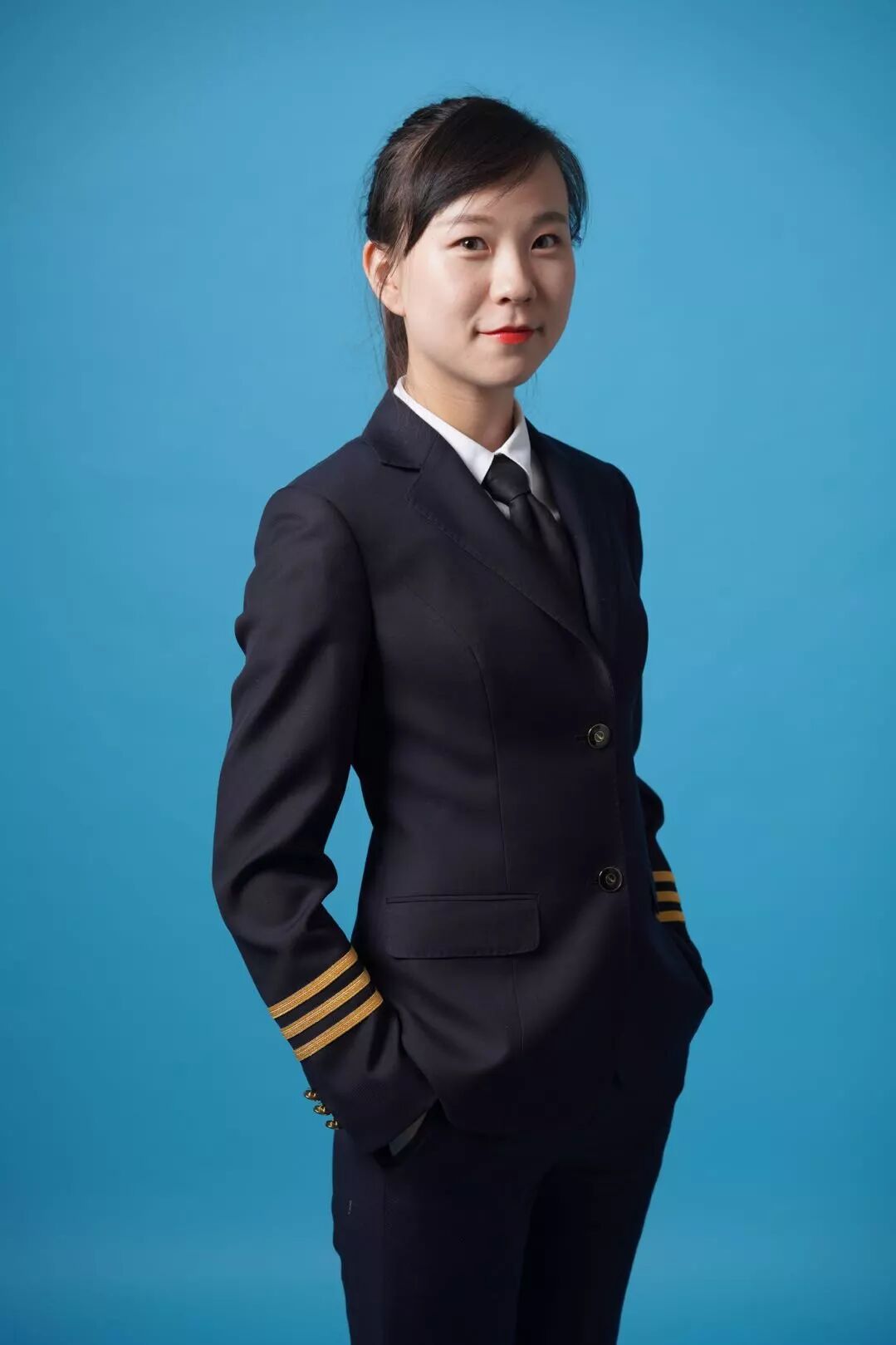 有颜,有才的西藏女飞行员惊艳蓝天