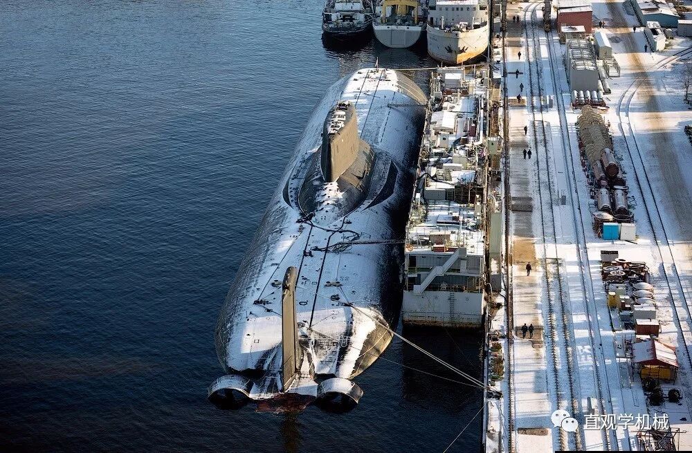 只有经过对比，才知道台风级潜艇究竟有多大的图1