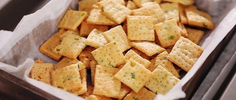 我吃个不停的香葱苏打饼干！